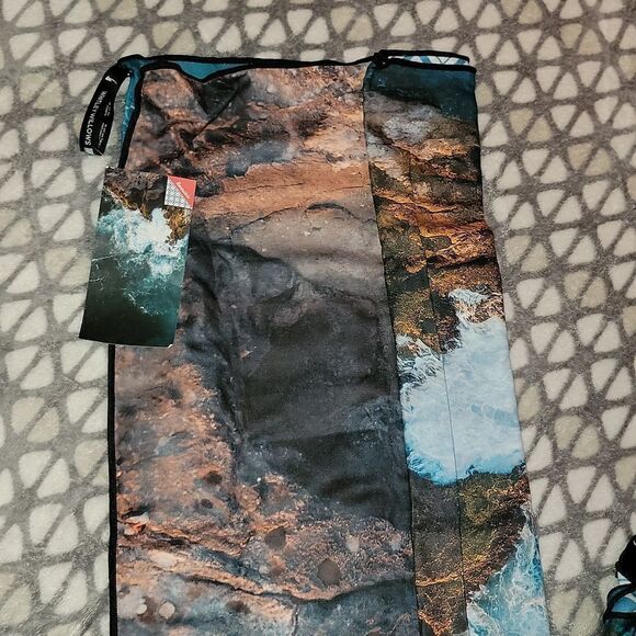 New Whitley Willows Reversible Microfiber Packable Towel 35" x 70" Cliff - Picture 6 of 7